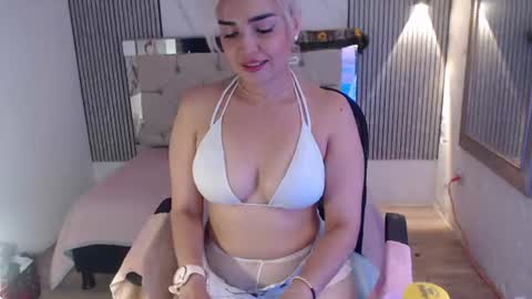 julieta__fox_ online show from July 14, 2026, 8:14 pm