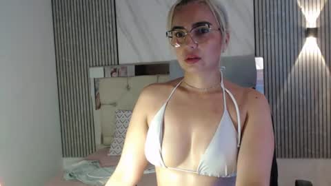 julieta__fox_ online show from July 28, 2026, 9:36 pm