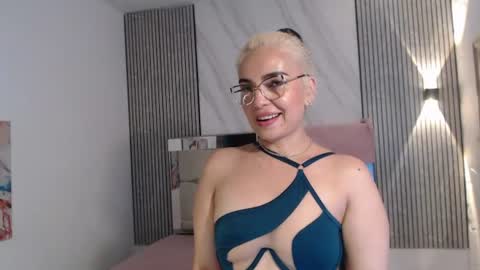 julieta__fox_ online show from August 5, 2026, 6:55 pm