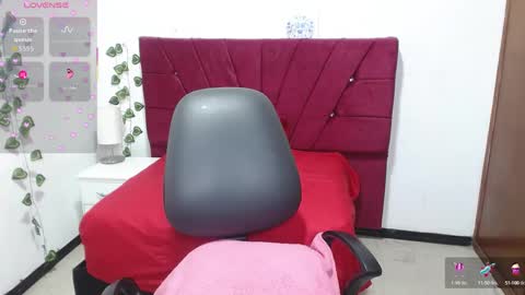 Snapshot of julieta_curvy69 chatting on September 19, 2025, 12:17 pm julieta_curvy69 online show from September 19, 2025, 12:17 pm