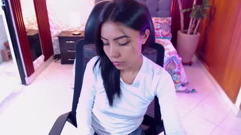 Snapshot of julieta_fn chatting on February 21, 2025, 12:39 pm julieta_fn online show from February 21, 2025, 12:39 pm