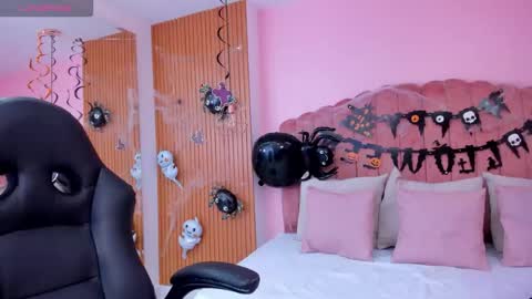 Snapshot of julieta_rose__ chatting on October 22, 2025, 9:36 pm     online show from October 22, 2025, 9:36 pm