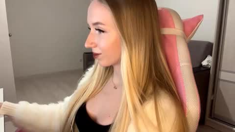 Snapshot of julissariecke chatting on November 9, 2025, 3:32 pm Sofie online show from November 9, 2025, 3:32 pm