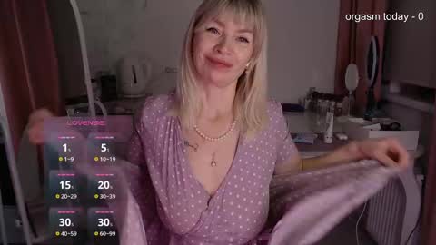 Snapshot of julvilnet chatting on December 9, 2024, 5:18 am Julia online show from December 9, 2024, 5:18 am