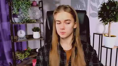 junewoods online show from December 17, 2025, 6:19 am