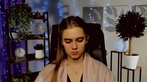 junewoods online show from December 19, 2025, 1:18 pm