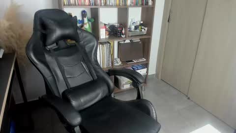 Snapshot of just_thatguy_ chatting on October 17, 2025, 11:57 am know me online show from October 17, 2025, 11:57 am