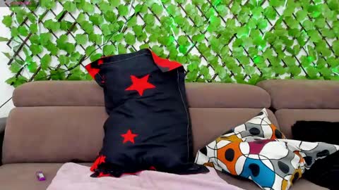 Chloe online show from April 18, 2026, 1:04 pm