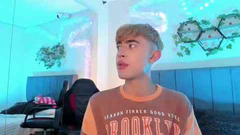 Snapshot of justinbe_ chatting on September 12, 2025, 11:32 am Justin online show from September 12, 2025, 11:32 am