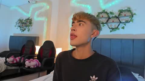 Snapshot of justinbe_ chatting on September 17, 2025, 11:45 am Justin online show from September 17, 2025, 11:45 am