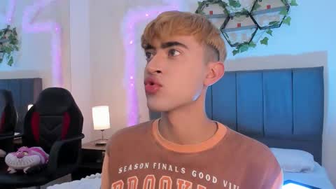 Snapshot of justinbe_ chatting on September 18, 2025, 11:45 am Justin online show from September 18, 2025, 11:45 am