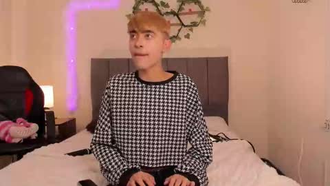 Snapshot of justinbe_ chatting on September 20, 2025, 11:33 am Justin online show from September 20, 2025, 11:33 am