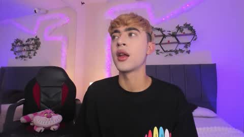 Snapshot of justinbe_ chatting on October 14, 2025, 11:33 am Justin online show from October 14, 2025, 11:33 am