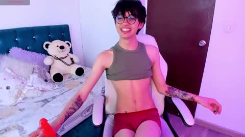 juuli_ross_ online show from March 6, 2025, 11:31 pm