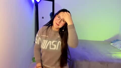 ChloeIndependient model online show from December 17, 2024, 1:05 pm