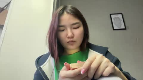 Sakura online show from April 19, 2026, 1:21 pm