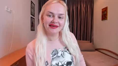 Camila online show from November 25, 2025, 9:31 am