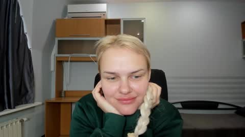 Camila online show from November 26, 2025, 6:47 am