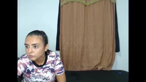 Snapshot of kammy_cami chatting on April 21, 2026, 1:42 am kammy y camila online show from April 21, 2026, 1:42 am