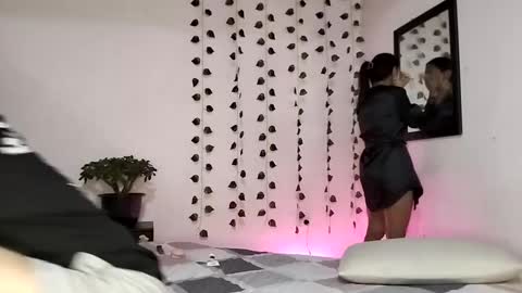 Komurasaki atsui online show from January 25, 2025, 12:05 pm