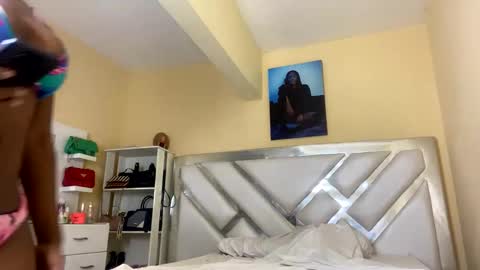karencruzz online show from February 5, 2025, 3:52 pm