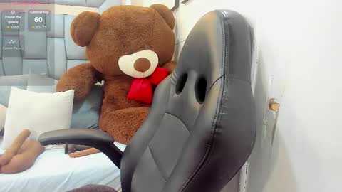 Karina online show from October 28, 2025, 12:19 pm