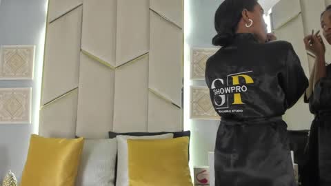 karinaacox online show from May 6, 2026, 1:05 pm