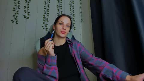 karla_lim online show from November 11, 2025, 7:25 pm