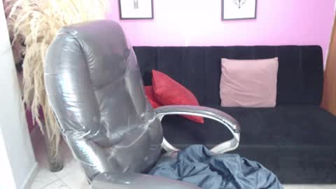 KARLYE online show from September 19, 2025, 2:46 am