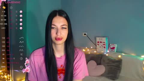 Kira online show from May 5, 2026, 1:57 am