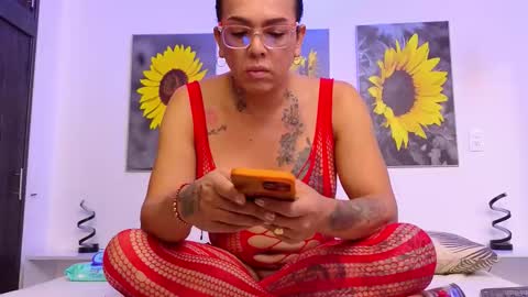 Katalina online show from November 14, 2025, 1:21 pm