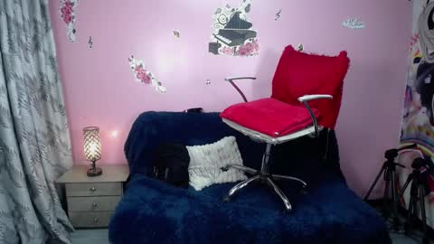 kate_lawrence_ online show from December 12, 2024, 10:45 am