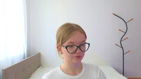 katebunnys online show from June 5, 2026, 4:52 am