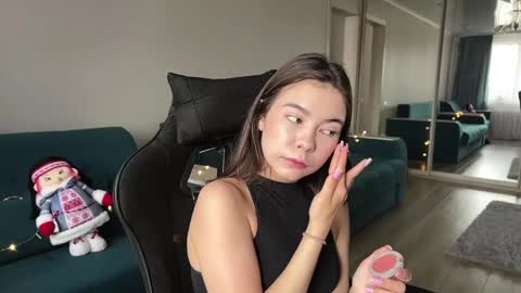 Snapshot of katheleenschraub chatting on June 4, 2026, 8:31 am Elle online show from June 4, 2026, 8:31 am