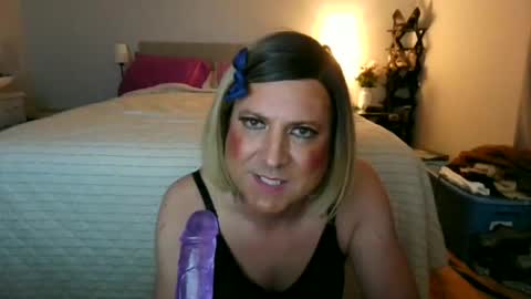 katieutopia online show from November 8, 2025, 3:50 am