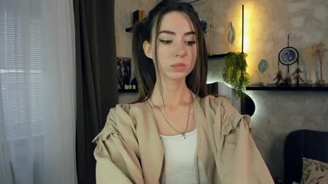 Kate Aurora online show from April 2, 2026, 8:01 am