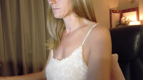 Snapshot of katy_mmm chatting on April 18, 2026, 1:42 am Katy online show from April 18, 2026, 1:42 am