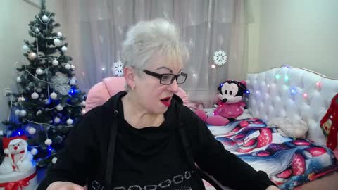 kaylesmoll online show from December 17, 2024, 7:37 pm