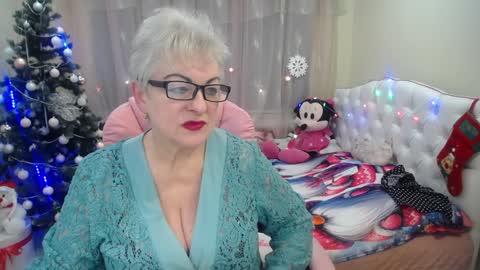 kaylesmoll online show from December 18, 2024, 8:36 pm