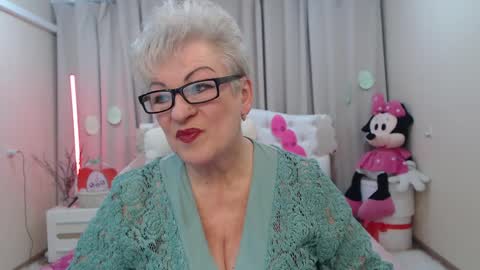 kaylesmoll online show from April 10, 2026, 7:07 pm