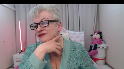 kaylesmoll online show from April 17, 2026, 7:06 pm