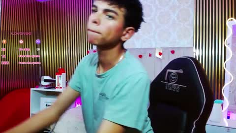 Snapshot of keahi_tay chatting on April 1, 2026, 7:11 pm keahi online show from April 1, 2026, 7:11 pm