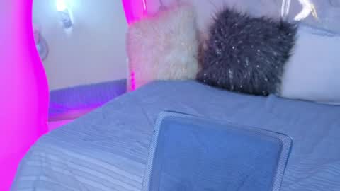 Keisy  online show from May 15, 2026, 1:40 pm