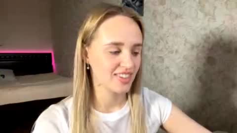 Sylvia online show from November 25, 2025, 8:03 am