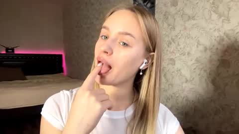 Sylvia online show from December 1, 2025, 8:08 am