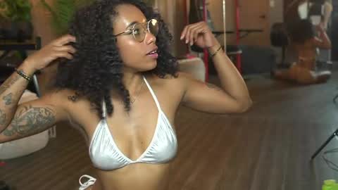 kelly__thomson online show from May 11, 2026, 4:04 pm