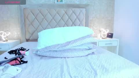 Snapshot of kellymillian_ chatting on December 5, 2024, 6:33 pm kellyMillian  online show from December 5, 2024, 6:33 pm