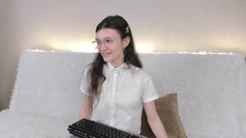 Kelsirabenold online show from May 18, 2026, 4:51 am