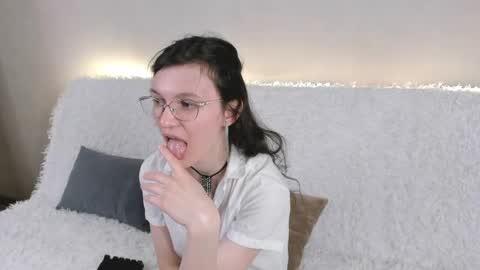 Kelsirabenold online show from May 26, 2026, 5:25 am
