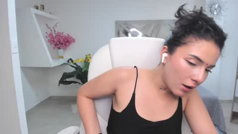 Snapshot of kendaall_jenner chatting on February 1, 2025, 8:18 am Kendall Jenner online show from February 1, 2025, 8:18 am